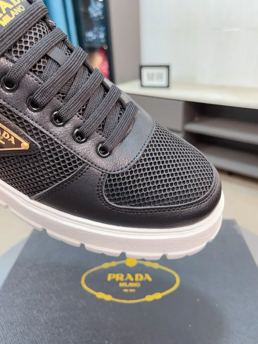 Men's shoes 💰440🌹🌹Prada 〈prada〉 luxury and fashionable high-end products ✊🔥The perfect last shape and top-notch handcrafting make this shoe immediately create a strong aristocratic atmosphere. Imported first-layer cowhide with brogue carving crafts💋Genuine leather lining🎶Rubber combination outsole specially imported from France for leather shoes😍Color: Mysterious Black☕️Size 38～44